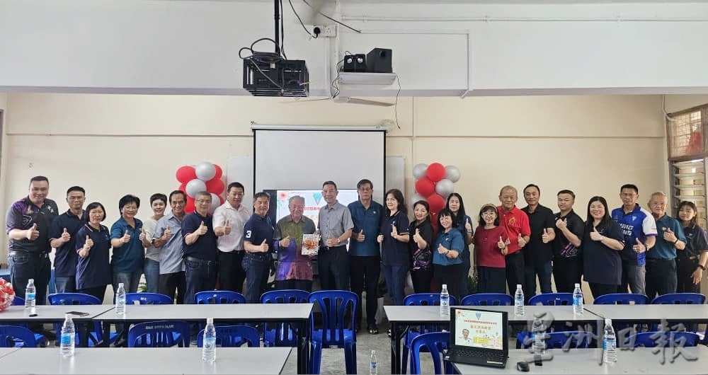 东(已签):哥市中正中学将A座校舍其中一间课室正式命名为「蔡尤明局绅室」。