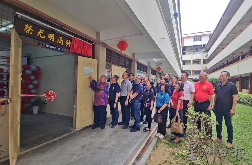 东(已签):哥市中正中学将A座校舍其中一间课室正式命名为「蔡尤明局绅室」。