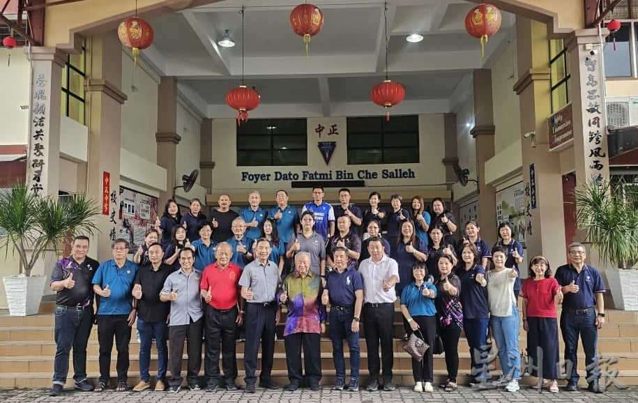 东(已签):哥市中正中学将A座校舍其中一间课室正式命名为「蔡尤明局绅室」。