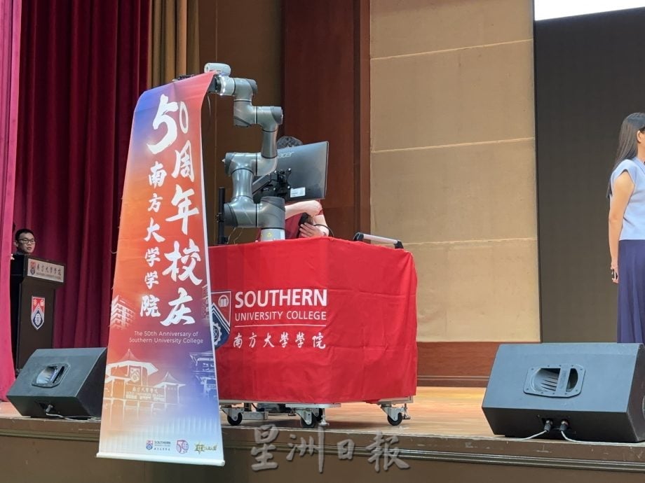 南院新学期迎606新生   启动AI机械手成亮点