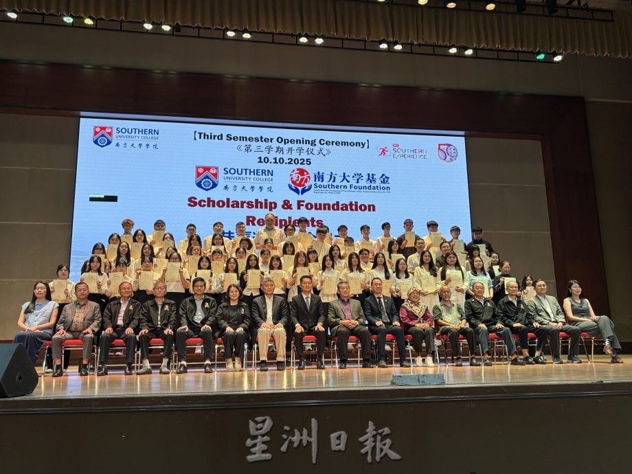 南院新学期迎606新生   启动AI机械手成亮点