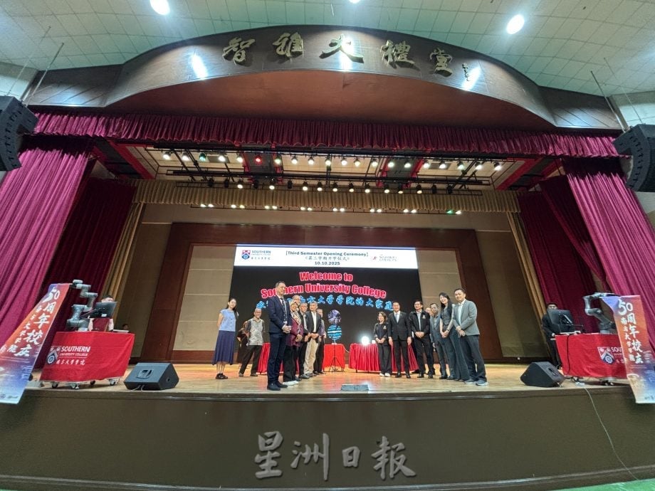 南院新学期迎606新生   启动AI机械手成亮点