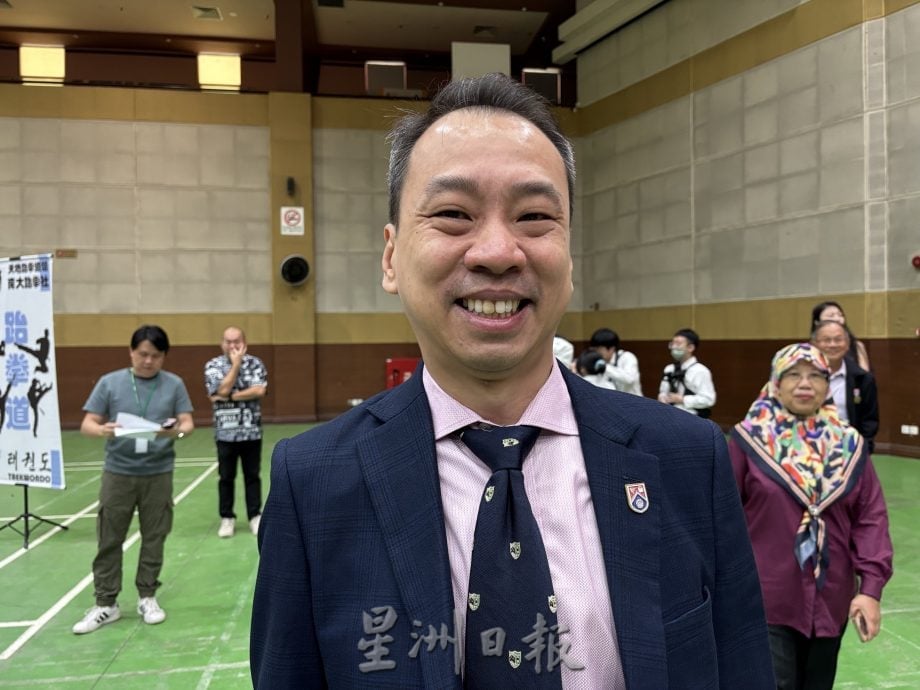 南院新学期迎606新生   启动AI机械手成亮点