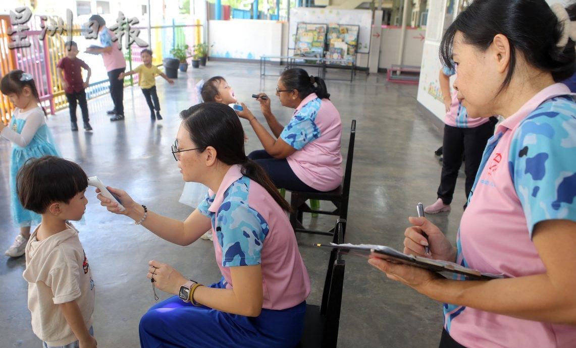 校方家长齐把关 流感来袭学校加强防范