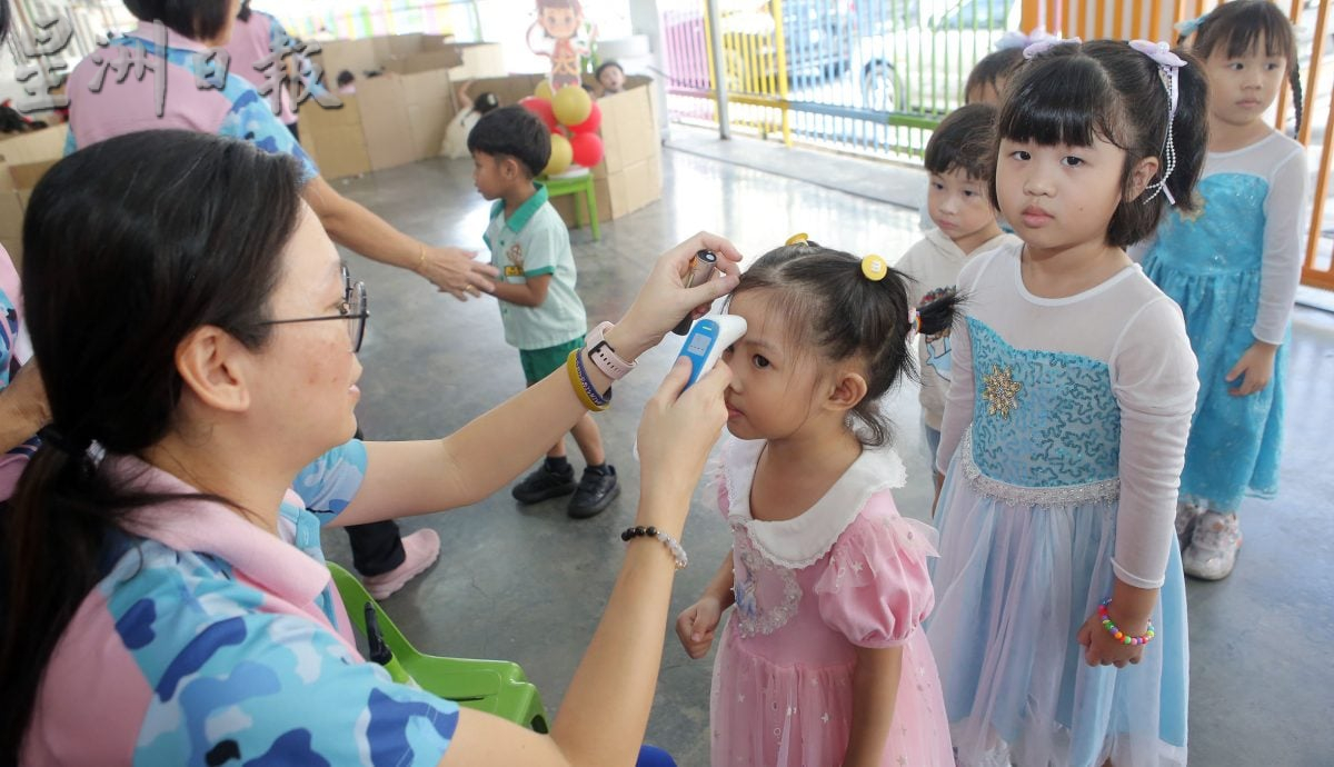 校方家长齐把关 流感来袭学校加强防范