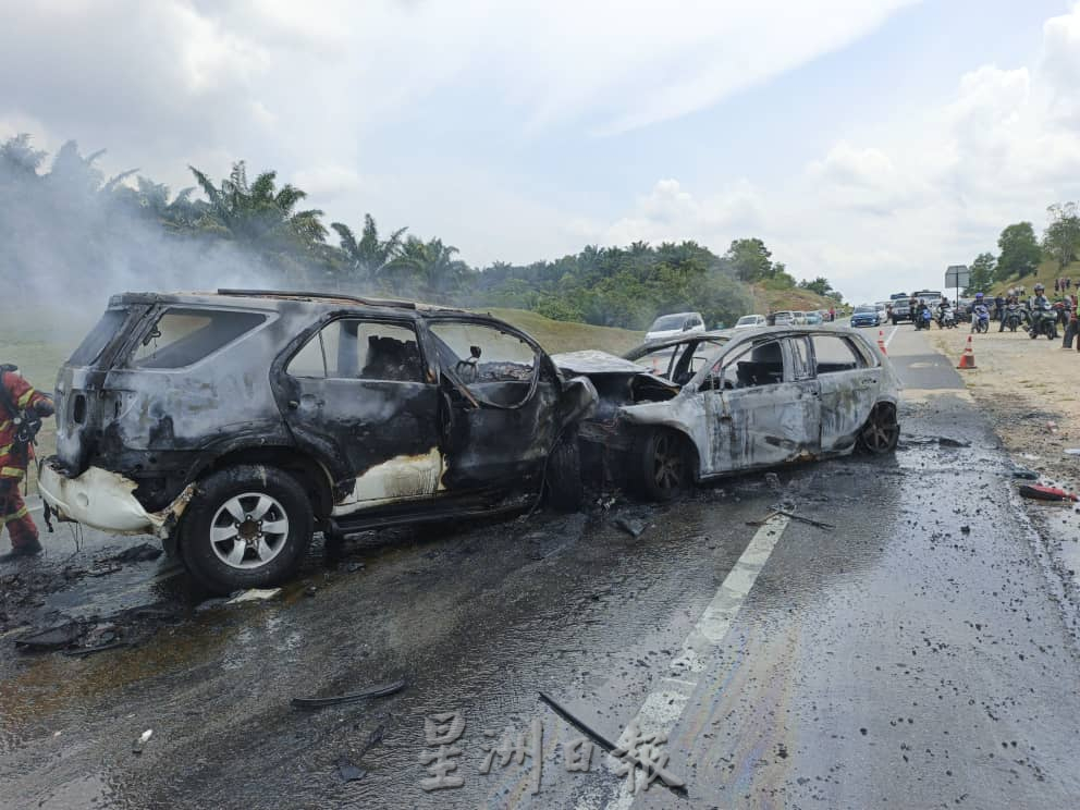 2车相撞起火燃  酿2死3重伤