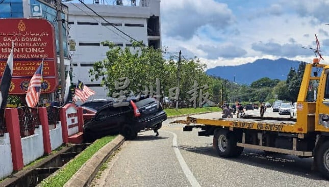 东:(已签发)轿车失控撞向沟渠