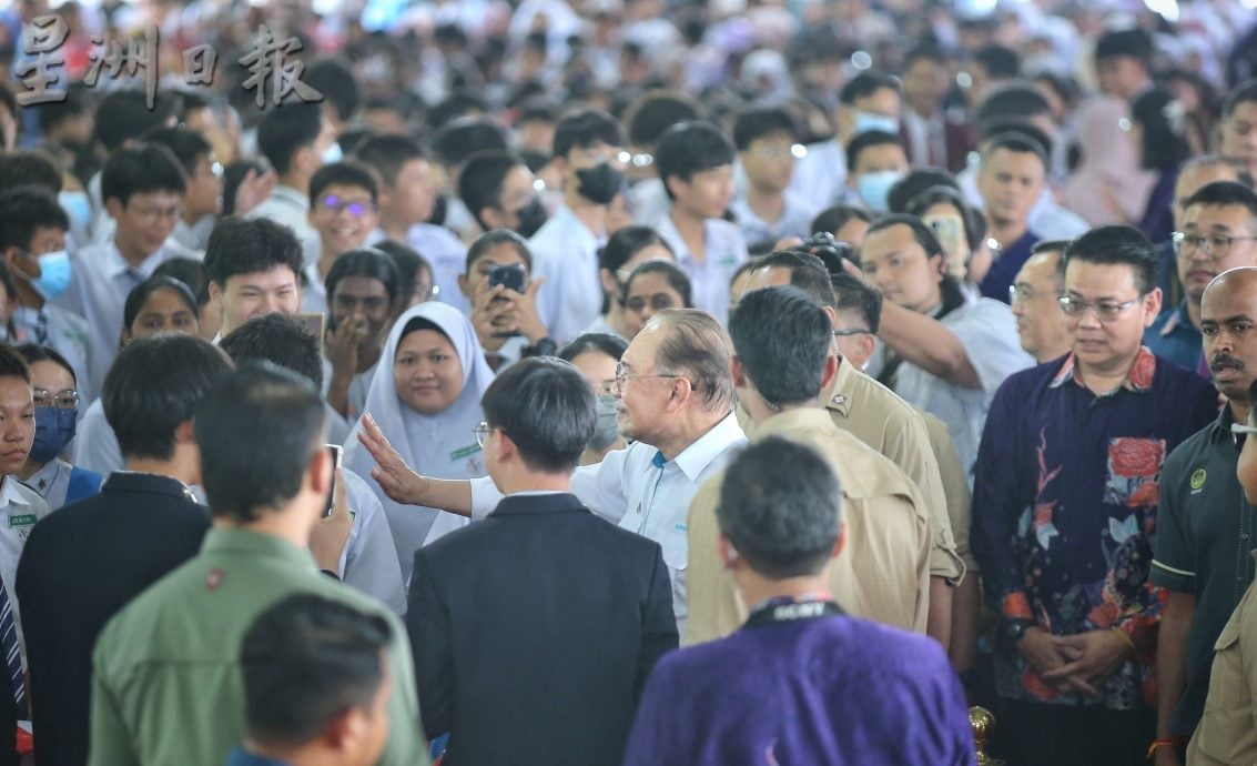 首相主持霹最大型助学金仪式 倪可敏：今明年共7500学生受惠