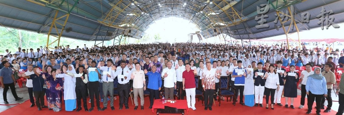 首相主持霹最大型助学金仪式 倪可敏：今明年共7500学生受惠