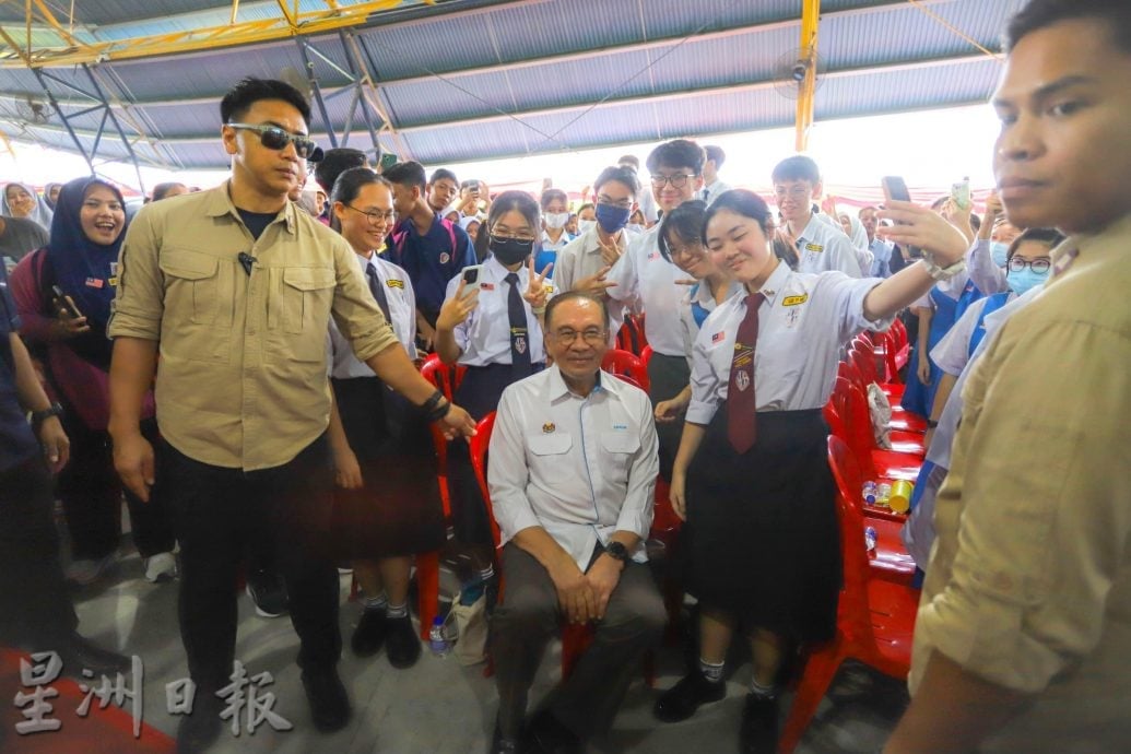 首相主持霹最大型助学金仪式 倪可敏：今明年共7500学生受惠