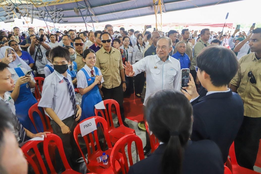 首相主持霹最大型助学金仪式 倪可敏：今明年共7500学生受惠