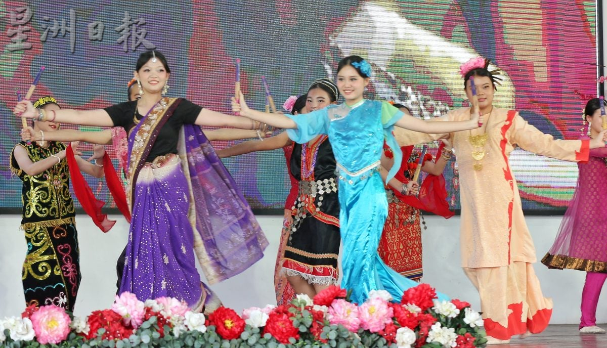 首相主持霹最大型助学金仪式 倪可敏：今明年共7500学生受惠