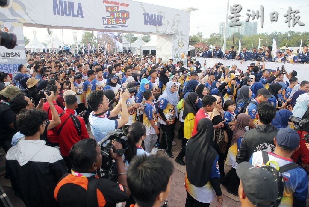 霹青年教育发展受重视 正副首相旋风亮相8活动 