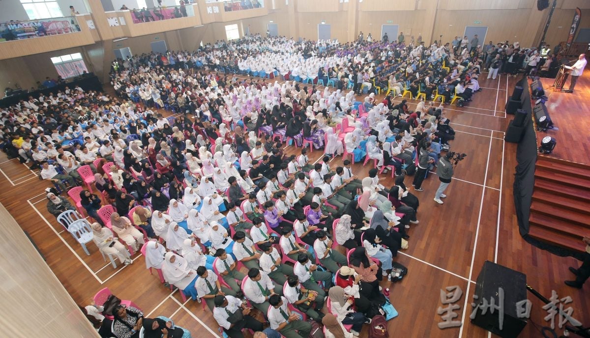 霹青年教育发展受重视 正副首相旋风亮相8活动 