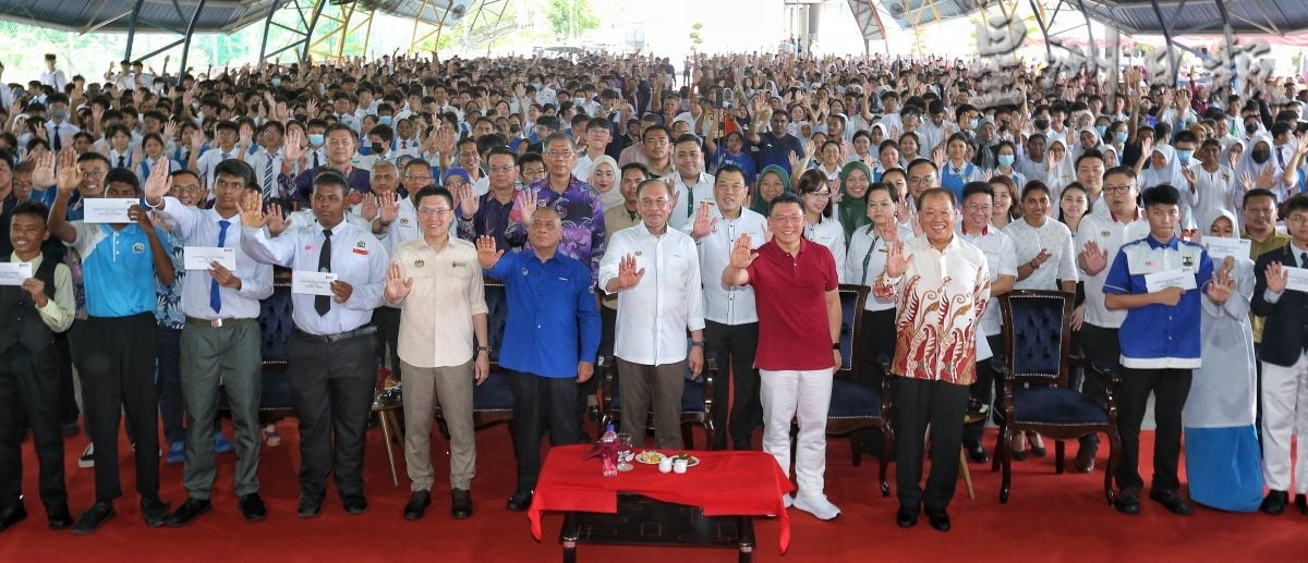 霹青年教育发展受重视 正副首相旋风亮相8活动 