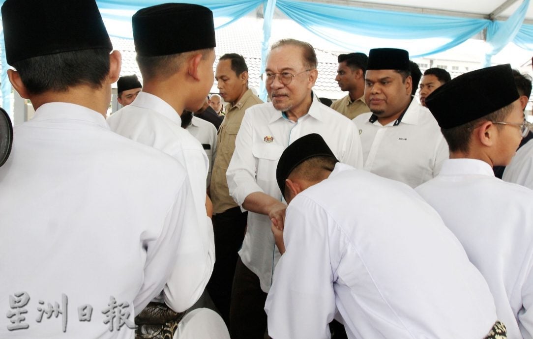 霹青年教育发展受重视 正副首相旋风亮相8活动 