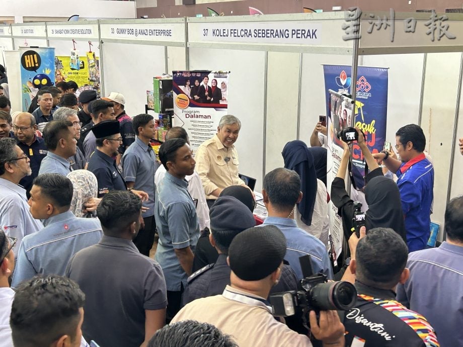 霹青年教育发展受重视 正副首相旋风亮相8活动 