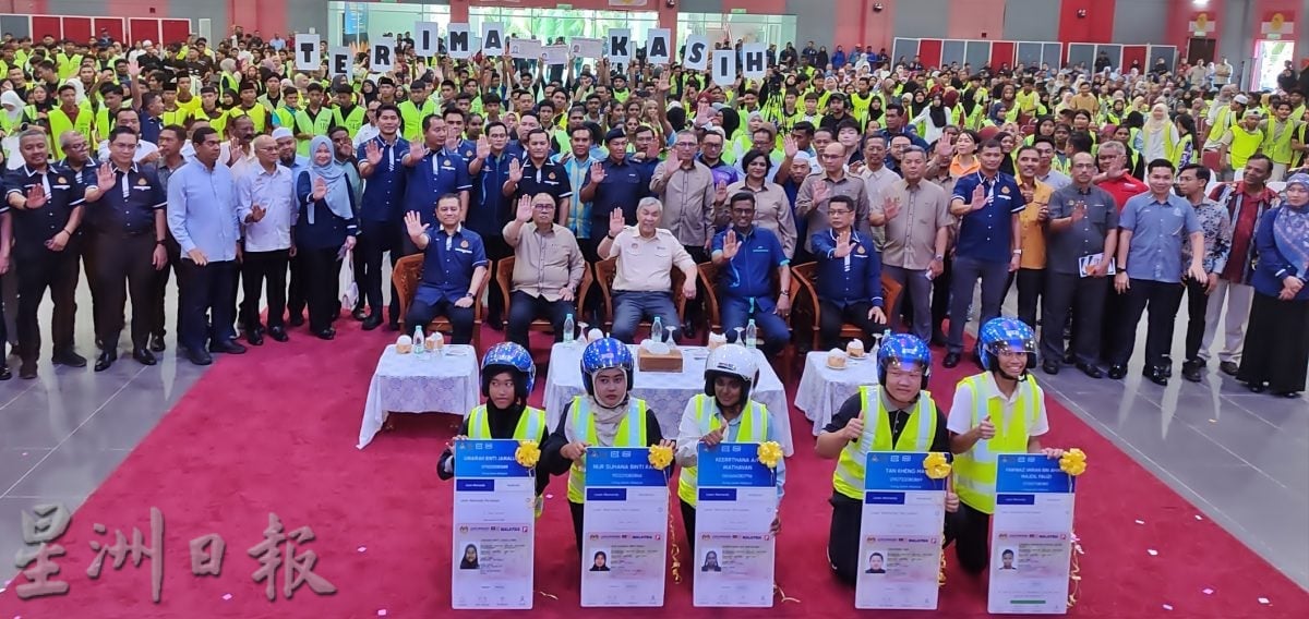 霹青年教育发展受重视 正副首相旋风亮相8活动 