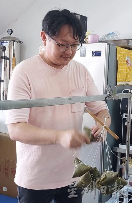 （古城版）两名年轻人放下专业，成为全职裹粽人