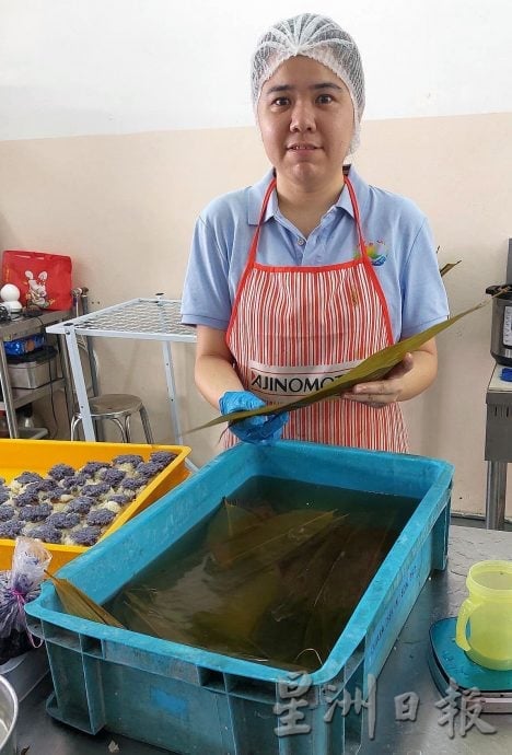 （古城版）两名年轻人放下专业，成为全职裹粽人