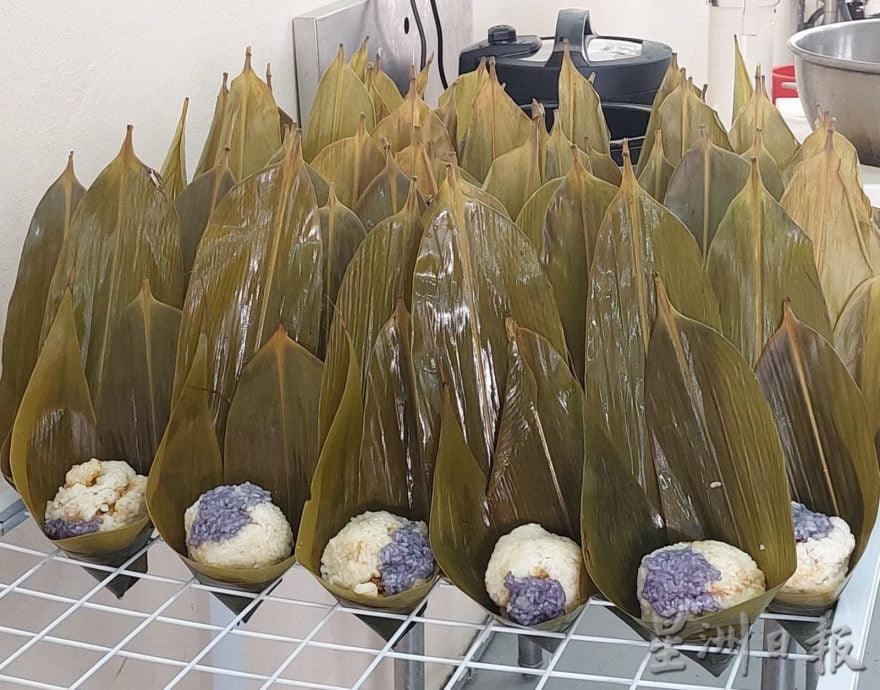 （古城版）两名年轻人放下专业，成为全职裹粽人