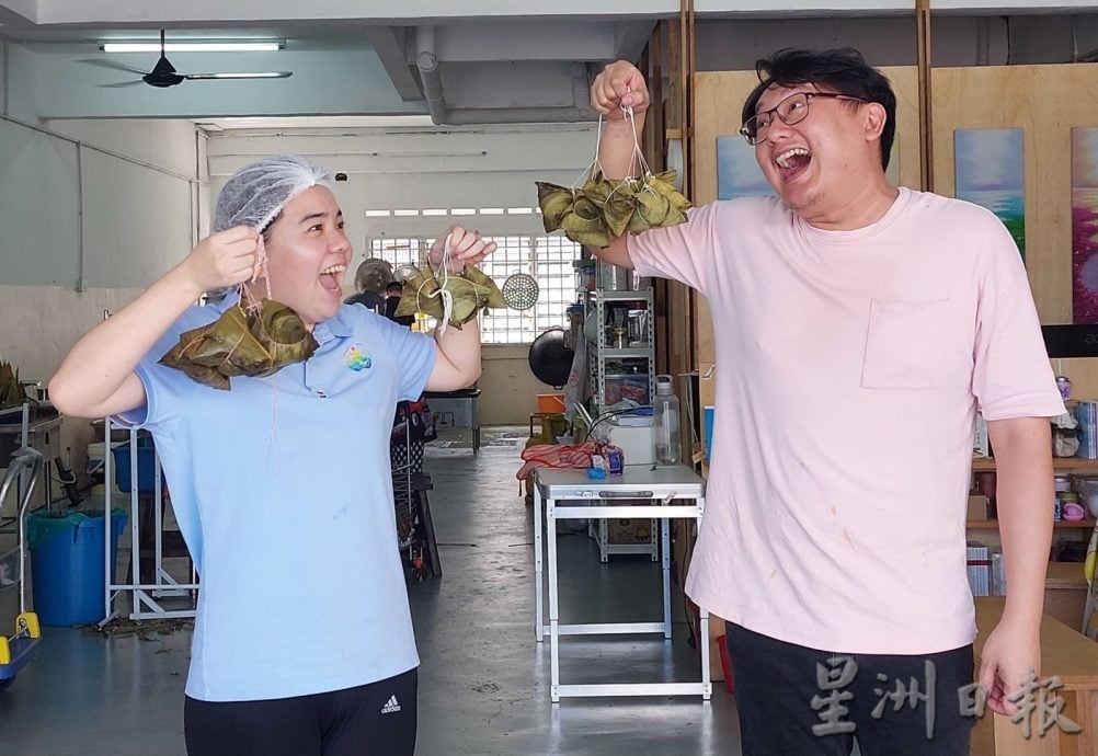 （古城版）两名年轻人放下专业，成为全职裹粽人