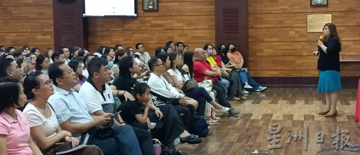 (古城封面副文)423名学生参加入学考试