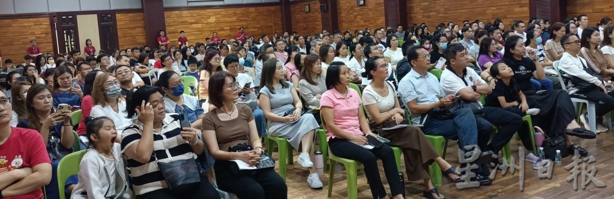 (古城封面副文)423名学生参加入学考试