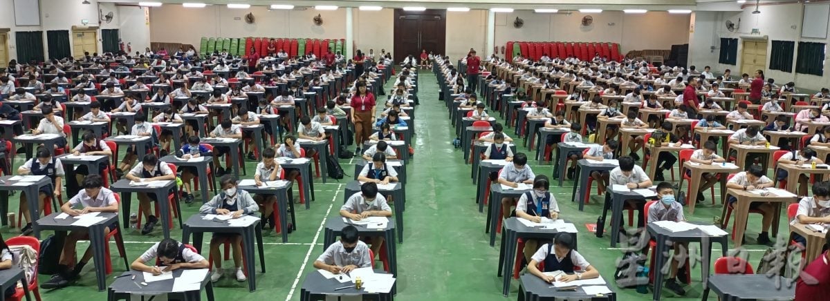 (古城封面副文)423名学生参加入学考试