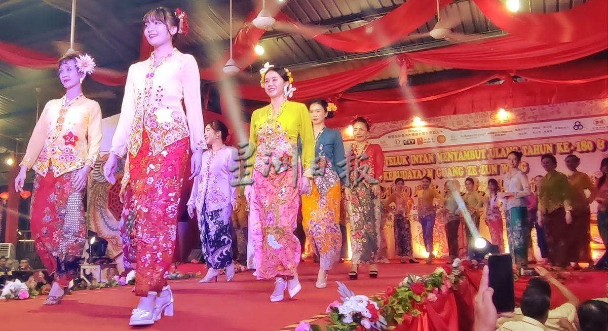 安顺福顺宫娘惹装赛 18少女72岁祖母走猫步 31人展现极致娘惹魅力