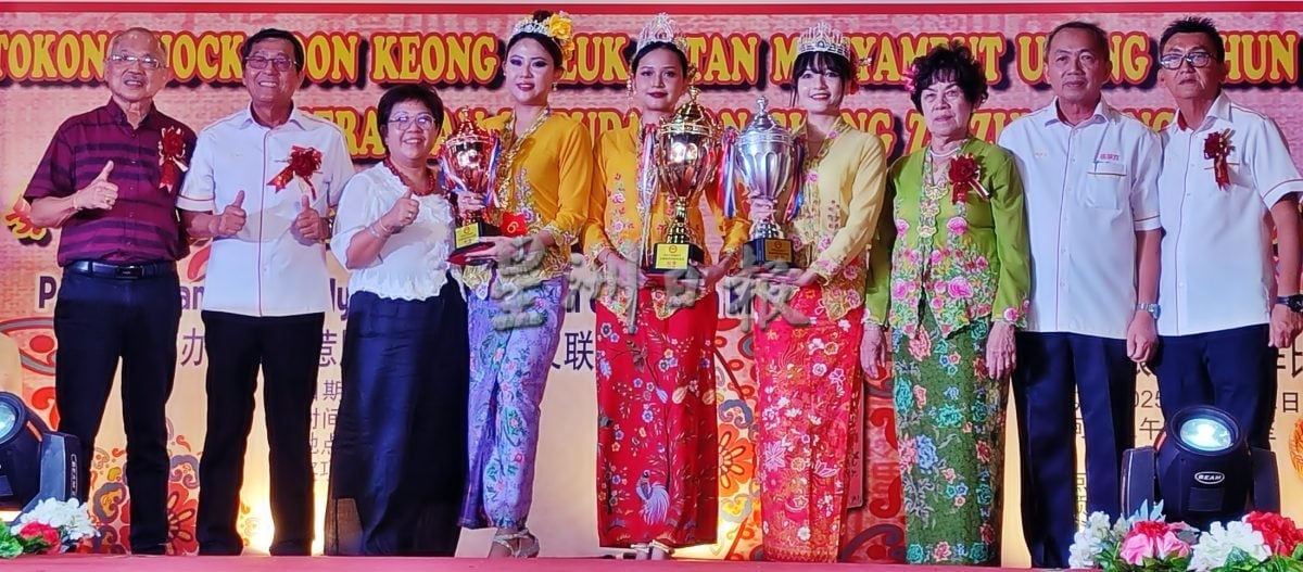 安顺福顺宫娘惹装赛 18少女72岁祖母走猫步 31人展现极致娘惹魅力