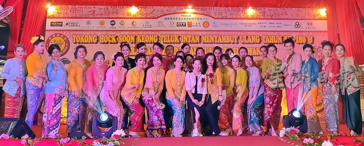 安顺福顺宫娘惹装赛 18少女72岁祖母走猫步 31人展现极致娘惹魅力