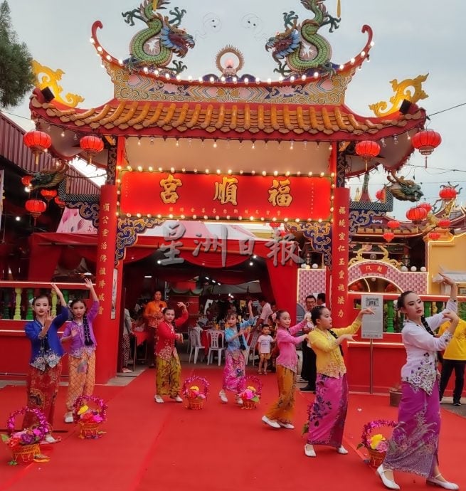 安顺福顺宫娘惹装赛 18少女72岁祖母走猫步 31人展现极致娘惹魅力