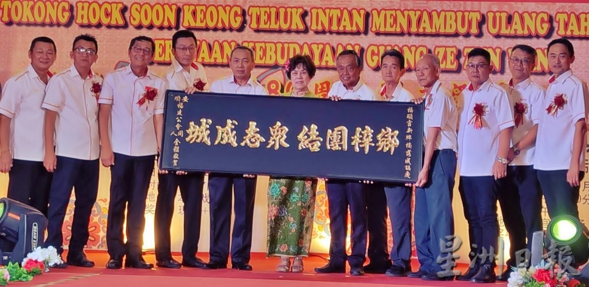 安顺福顺宫娘惹装赛 18少女72岁祖母走猫步 31人展现极致娘惹魅力