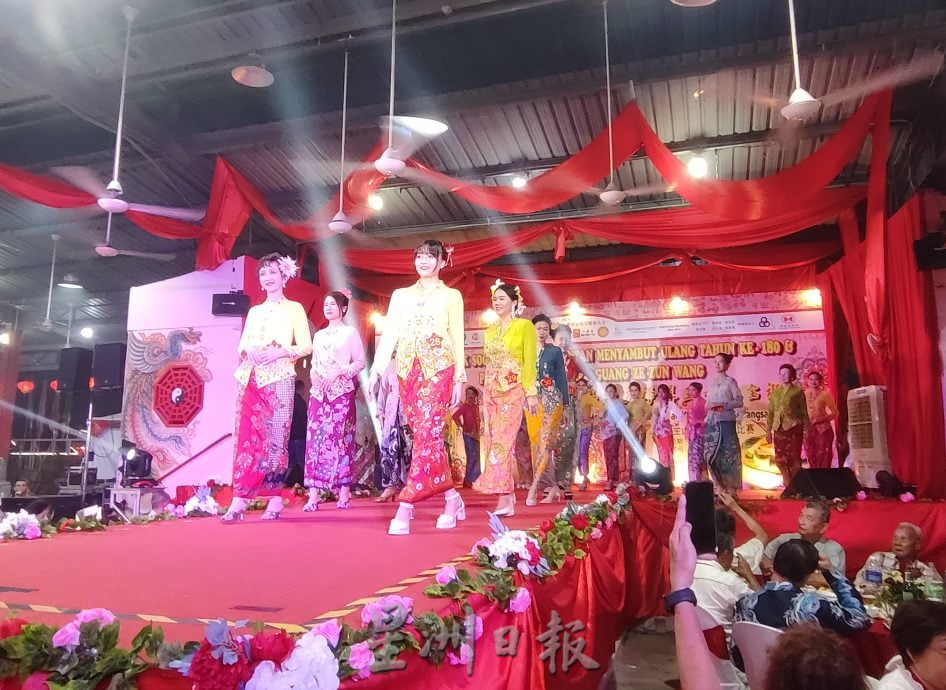 娘惹服装赛 老中青走猫步