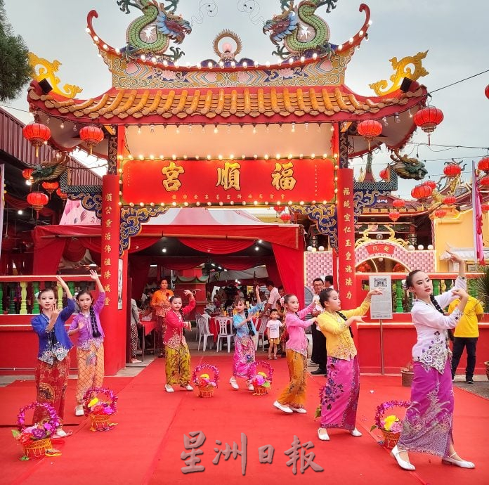 娘惹服装赛 老中青走猫步