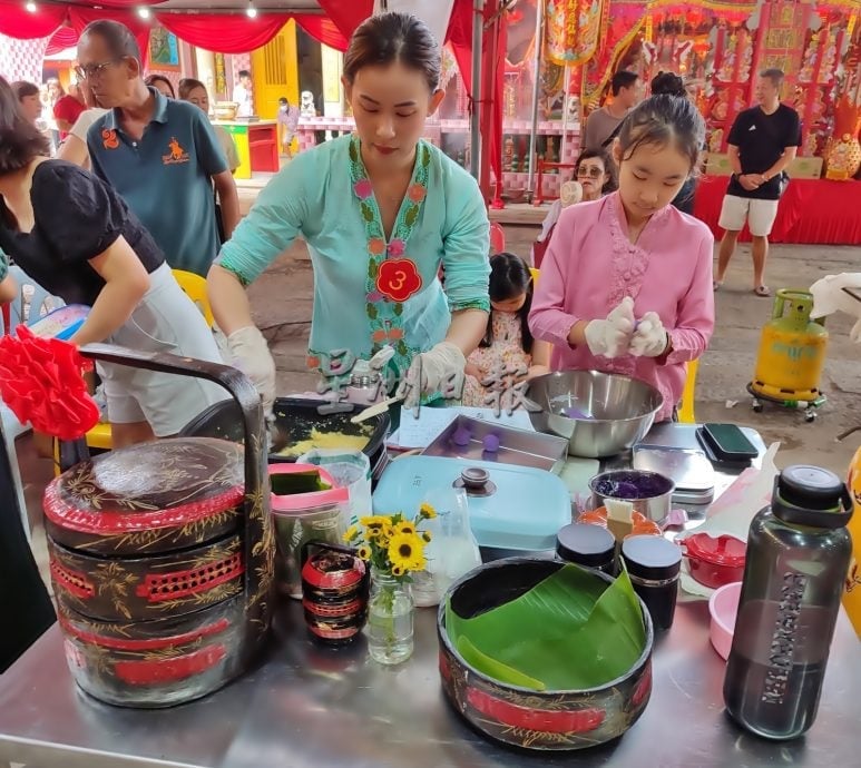 18男女拼手艺 母子女齐上阵 穿娘惹装做娘惹糕成亮点