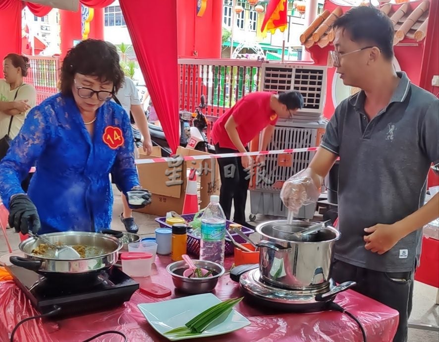 18男女拼手艺 母子女齐上阵 穿娘惹装做娘惹糕成亮点