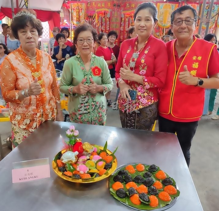 18男女拼手艺 母子女齐上阵 穿娘惹装做娘惹糕成亮点