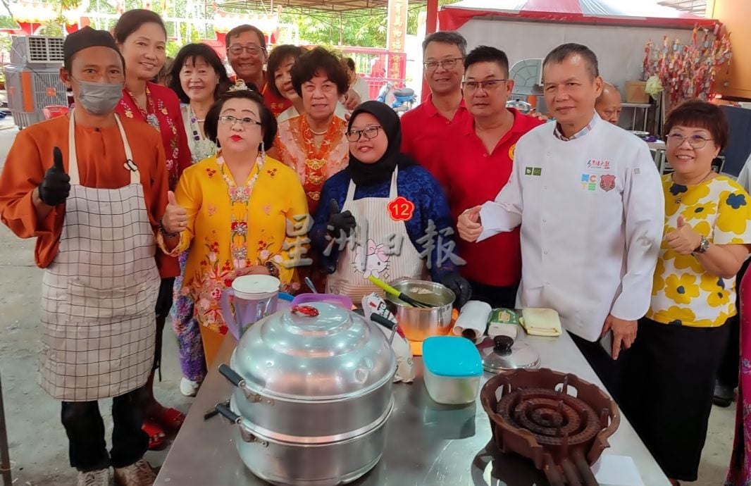 18男女拼手艺 母子女齐上阵 穿娘惹装做娘惹糕成亮点