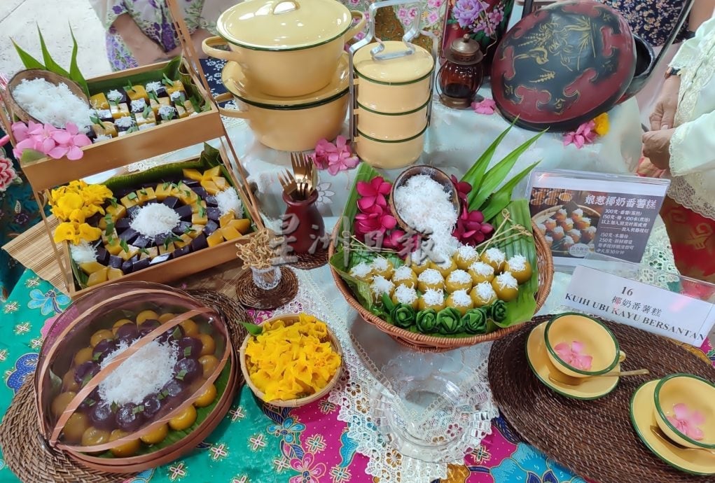 18男女拼手艺 母子女齐上阵 穿娘惹装做娘惹糕成亮点