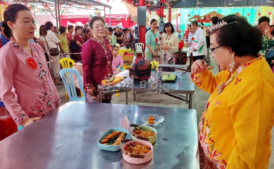 18男女拼手艺 母子女齐上阵 穿娘惹装做娘惹糕成亮点