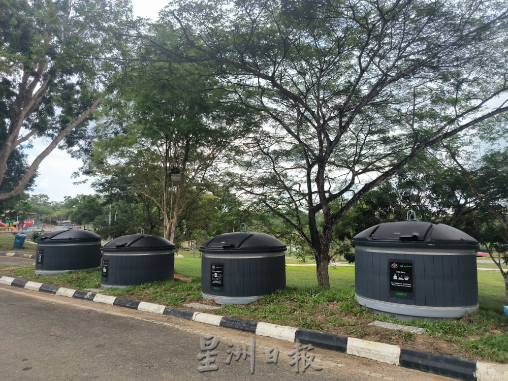 **已签发**柔:第二版头:特稿〡4巨桶亮相休闲公园,古市会首推垃圾回收