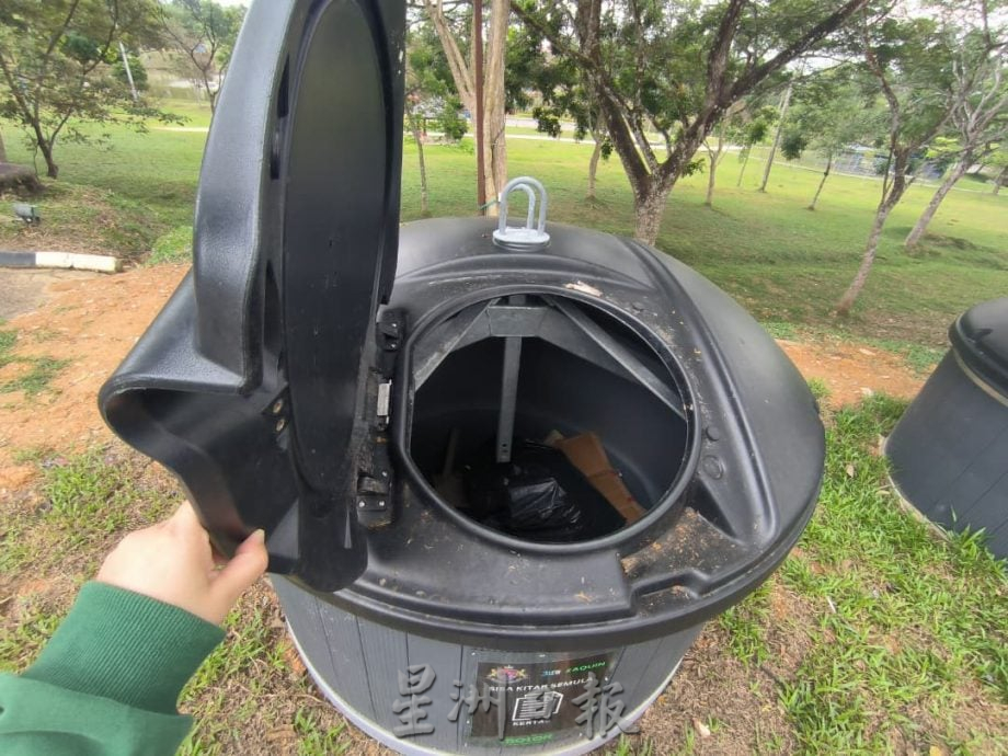 **已签发**柔:第二版头:特稿〡4巨桶亮相休闲公园,古市会首推垃圾回收