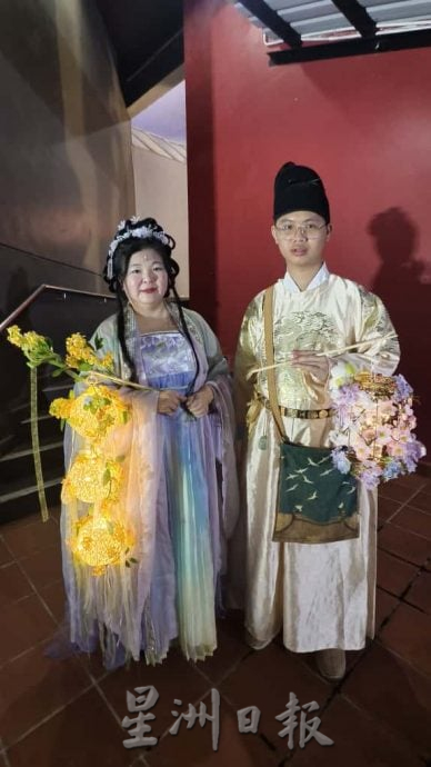 **已签发**柔（本报指定宣传媒体）：头条之一：月兔回返广寒宫 工大月影秋宵圆满落幕