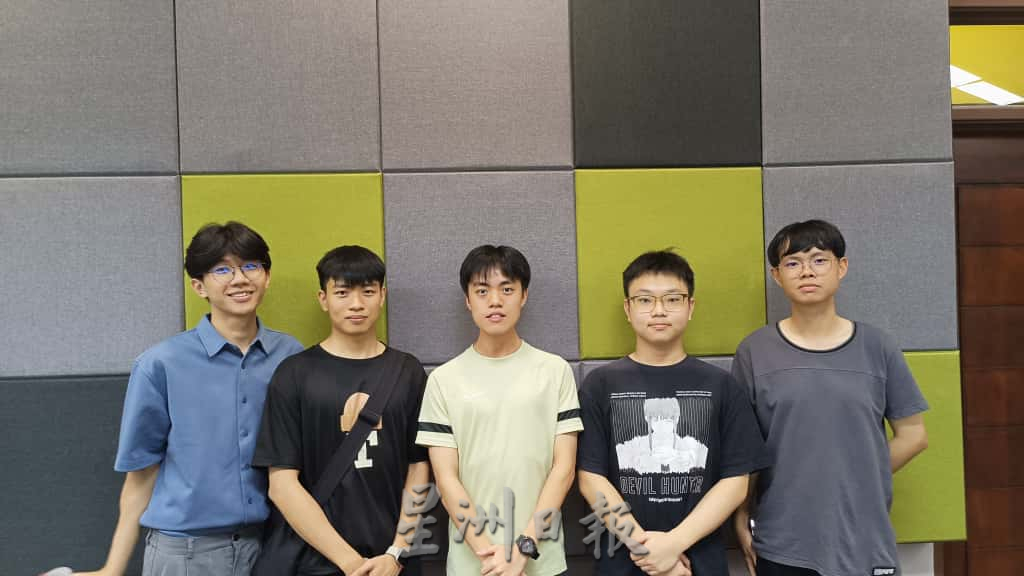 **已签发**柔（本报指定宣传媒体）：头条之一：月兔回返广寒宫 工大月影秋宵圆满落幕