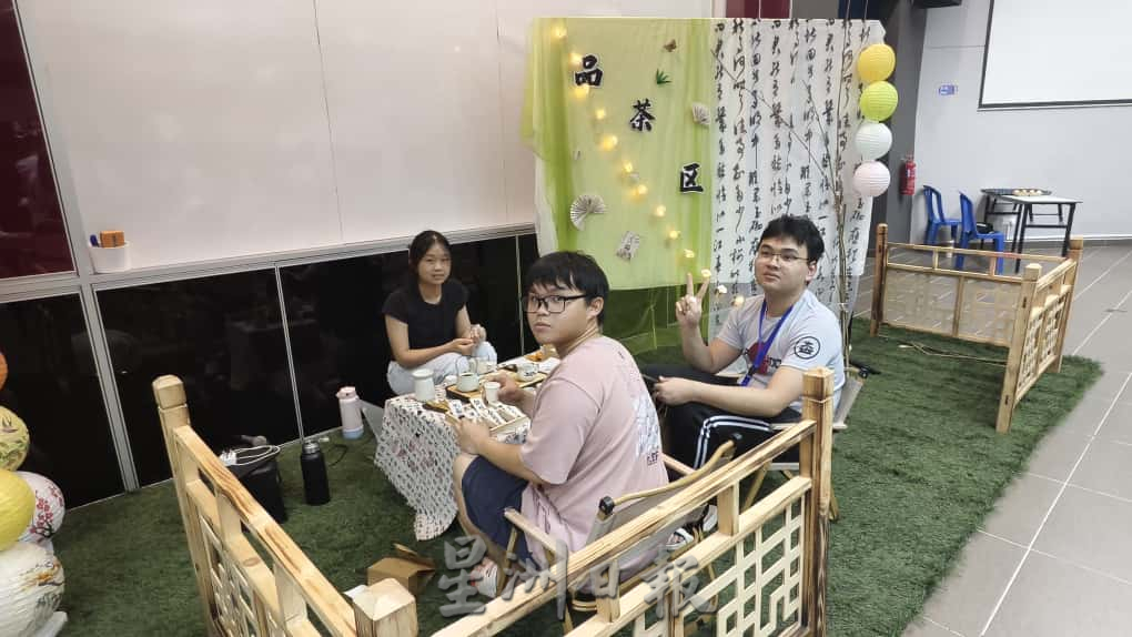 **已签发**柔（本报指定宣传媒体）：头条之一：月兔回返广寒宫 工大月影秋宵圆满落幕