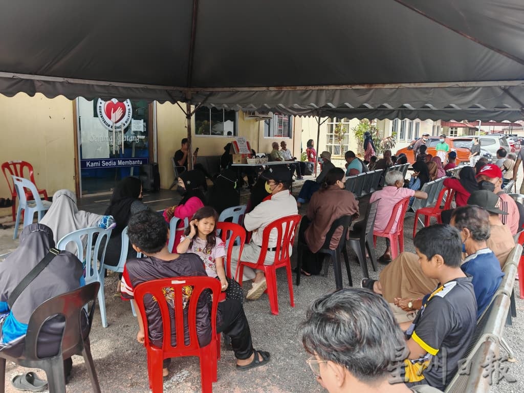 (古城封面主文)武吉南眉诊所提升尚待拨款,对面已征用空地设临时停车场,解决停车位不足问题