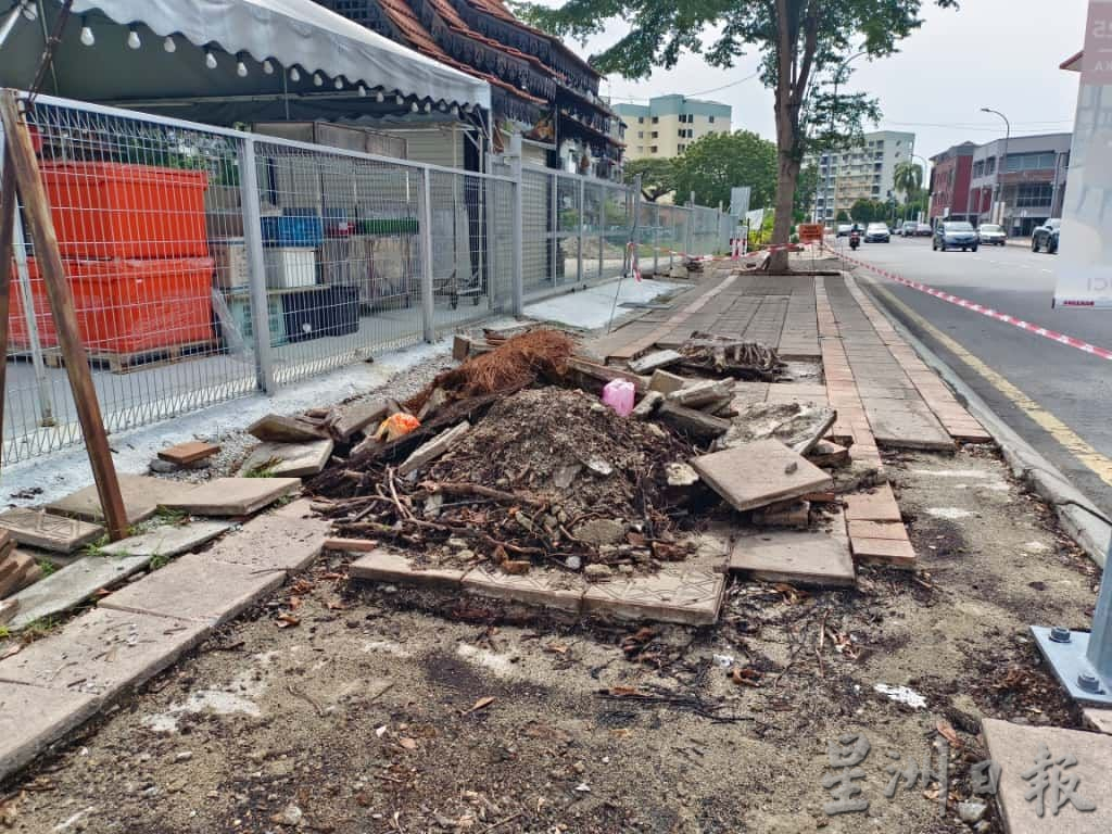 (古城封面副文)马六甲拉也人行道被树根破坏 当局派员清理树根重铺地砖