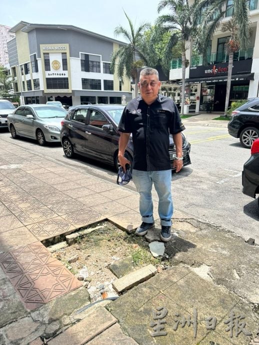 (古城封面副文)马六甲拉也人行道被树根破坏 当局派员清理树根重铺地砖